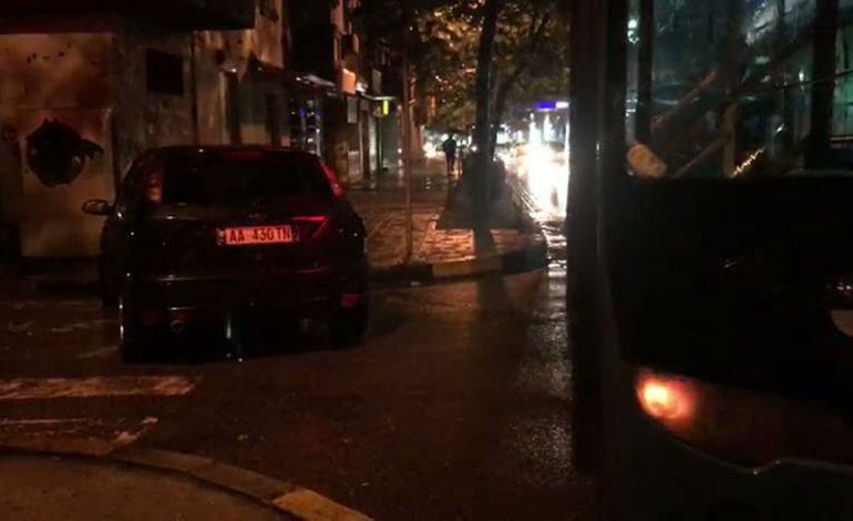 AKSIDENT TEK “ZOGU I ZI”/ Autobusi urban përplas një automjet, sipas policisë….