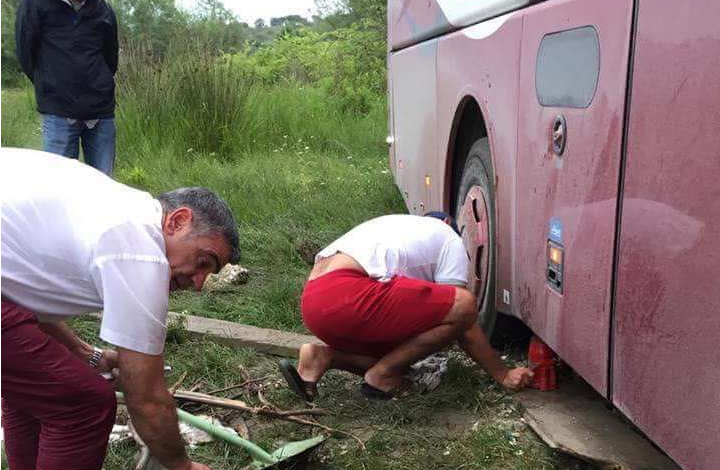 VLORË/ Bllokohet autobusi me 30 turistë italianë. Prej disa orësh ata… (FOTO)