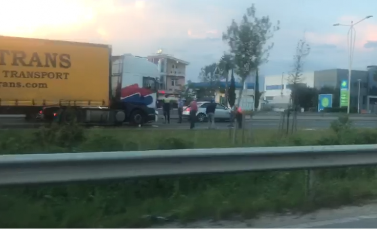 AKSIDENT NË AUTOSTRADË/ Shoferi i trajlerit del nga xhami dhe përplaset…
