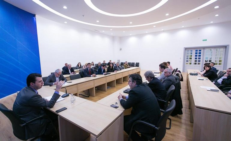 Zbardhet debati me dyer të mbyllura në PD, pse Basha e Berisha refuzuan bojkotimin e Parlamentit (E PLOTE)