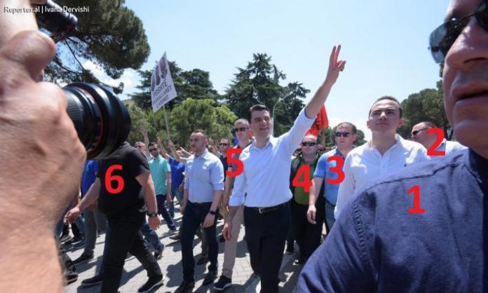FRIKË PËR JETËN? Shikoni sa badigardë e ruajnë Bashën gjatë…