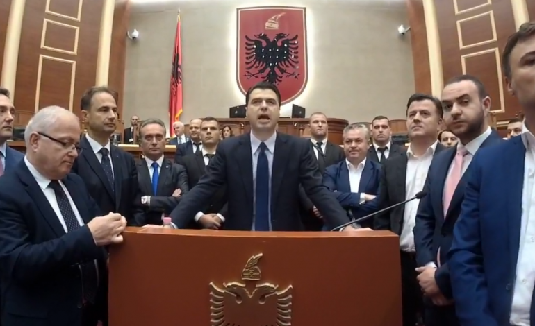 Tensionohet seanca parlamentare/ PD bllokon foltoren, Ruçi ndërpret seancën