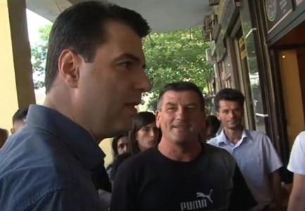 Qytetari vë në pozitë të vështirë Bashën: Ti duhet të ikësh i pari… (VIDEO)