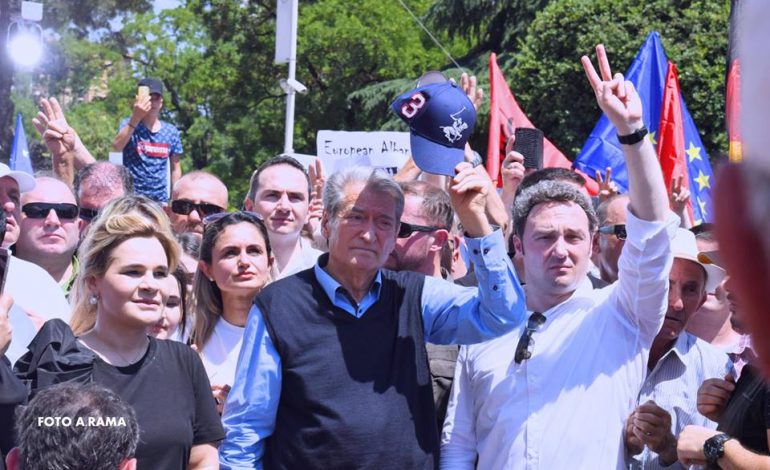 Momentet e tensionit tek Ministria e Brendshme/ Berisha: Po të mos i tërhiqte të revoltuarit Basha, në pak minuta do…