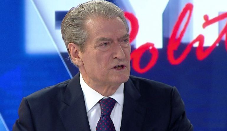 “Pashai drejt tuneleve të Skraparit”/ Berisha “NDJEK” eskortën e Ramës dhe në Berat… (VIDEO)