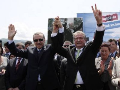 “Republika erdoganiste e Shqipërisë”, bomba e fundit tymuese e opozitës kundër negociatave