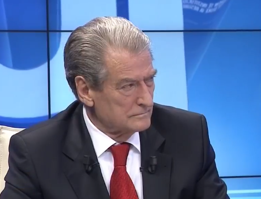 A e ka lëshuar Rama-Xhafën? Flet Berisha: I ka futur disa THIKA deri tani…
