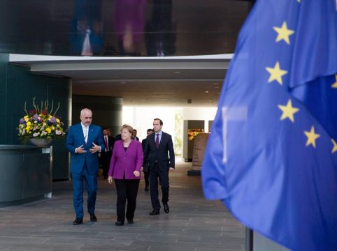 “Politico”: BE lë në ankth Tiranën dhe Shkupin, hapja e negociatave për Shqipërinë varet nga lufta ndaj korrupsionit dhe krimit