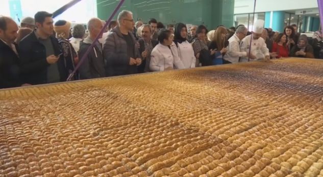 Në Prishtinë shpërndahet bakllava gjigante, pretendohet të thyhet rekordi në Guinnes