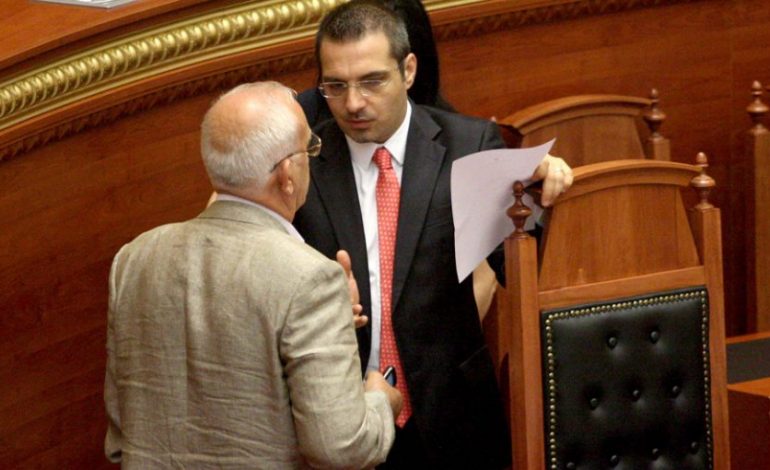ZEVENDESIMI I DEPUTETIT/ Hapat që do ndiqen për plotësimin e vakancës së Saimir Tahirit pasi hoqi dorë nga mandati