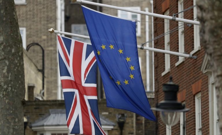 BE parashikon rritje ekonomike, paralajmëron Britaninë