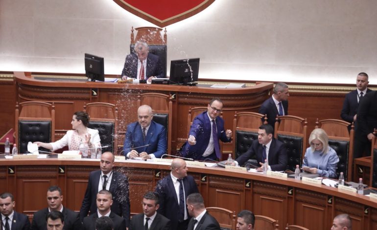 Hodhi UJË në drejtim të opozitës/ Bushati tregon se çfarë i tha Rama në Kuvend: Kishte…