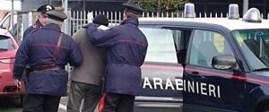 Kërcënime dhe zhvatje për drogën e papaguar, dy shqiptarë përfundojnë në pranga në Itali