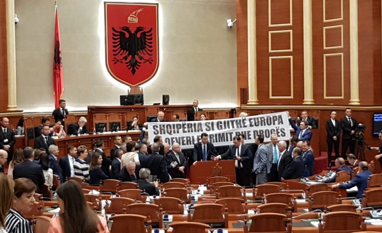 JO QEVERI E KRIMIT DHE DROGËS/ Deputetët e PD vendosin banderolën në parlament (FOTO)