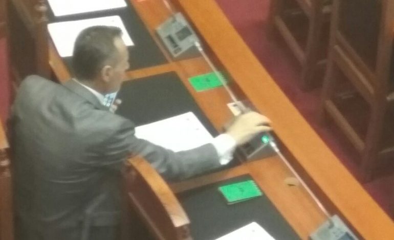 FOTOT/ Kryemadhit i ikën LSI nga duart, tjetër deputet qëndron në Kuvend pas largimit të opozitës