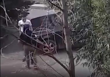 NDODH NË TIRANË/ Çifti SHERR në mes të rrugës. Djali e qëllon, por vajza e bën të qajë… (VIDEO)