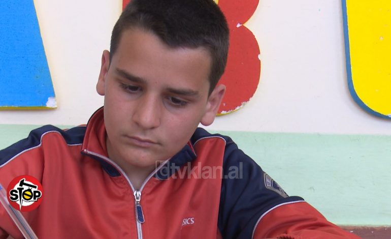 PREKËSE/ Të lidhur me litar nga babai I SËMURË. Historia e trishtë e familjes nga Kavaja që… (VIDEO)