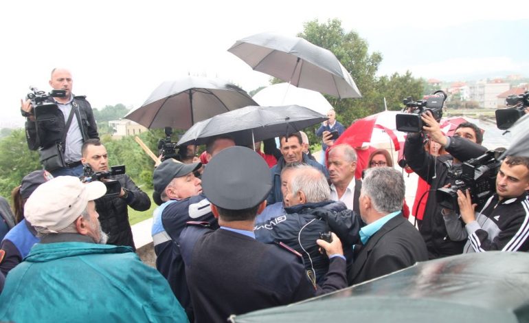 Sherri te Dëshmorët/ Çfarë i nxiti mbështetësit e PD të përplasen me veteranët