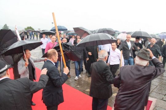 DHUNA NË VARREZAT E DËSHMORËVE/ Ish-deputeti i PD-së sqaron: Fajin e ka Edi Rama, i rrahëm se…
