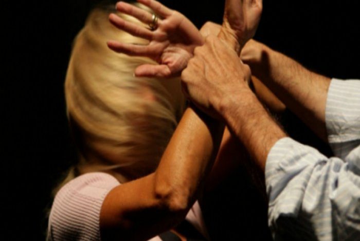 NDODH NË DURRËS/ Burri RREH gruan në makinë. Dyshohet se 44 vjeçari…
