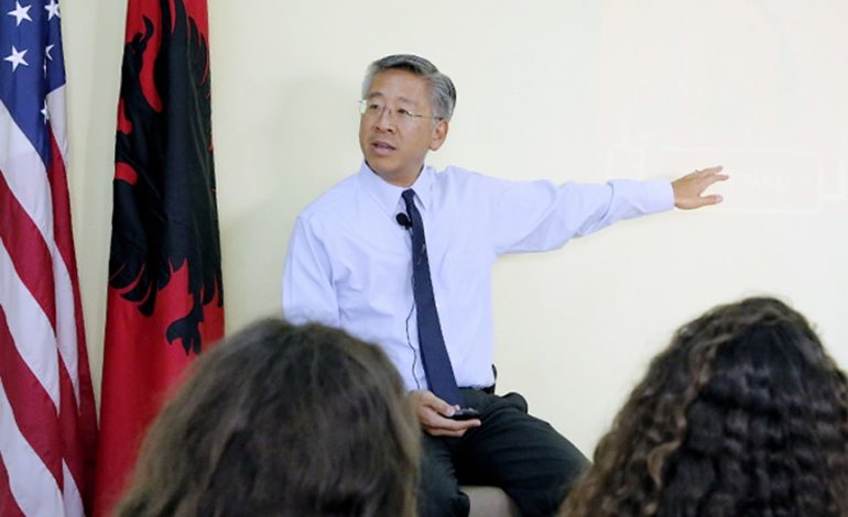 SPAK, ambasadori Donald Lu: Politikanët kanë frikë. Dikur ishin të paprekshëm