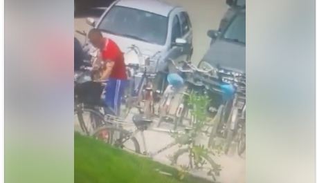 NDODH NË ELBASAN/ Po falej në xhami, HAJDUTI i vjedh biçikletën por… (FOTO)