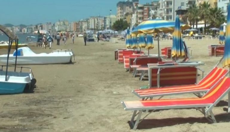 Privati përvetëson hapësirën publike në bregdetin e Durrësit/ Pushuesit shprehin shqetësimin