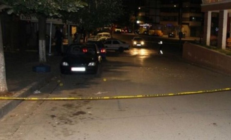 E FUNDIT/ Tentojnë t’i DJEGIN makinën. 33-vjeçari në Elbasan arrin të shuajë zjarrin por… (EMRI)