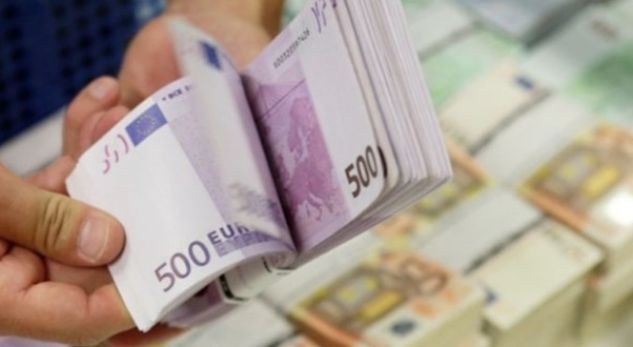 MASHTRON NJE SHTETAS dhe i merr 7500 EURO/ Ndalohet 51-vjeçarja nga Fieri