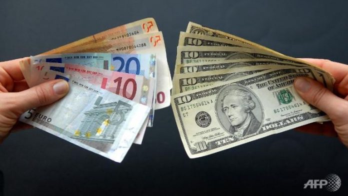 Ndalet rënia e euros, dollari shënon rritje. Monedha europiane fiton pikë dhe në bursë