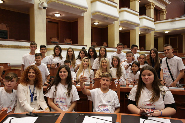 Motrat Vjollça i “futen” politikës, Rajmonda Bulku “tradhëton” PD. Çfarë nuk u pa në parlament (FOTO)