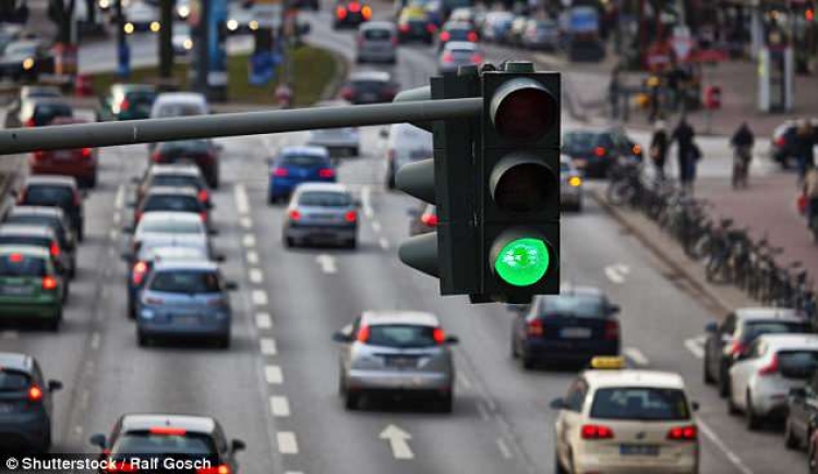 Anglia me teknologjinë më të fundit të semaforëve. Komunikojnë me shoferët (FOTO)
