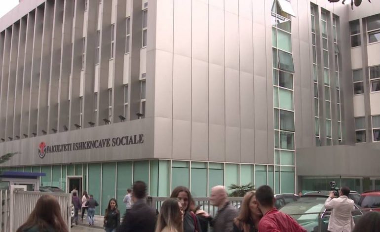 “Na detyronte të blinim librat e tij”/ Studentët largojnë pedagogun te Shkencat Sociale (EMRI)