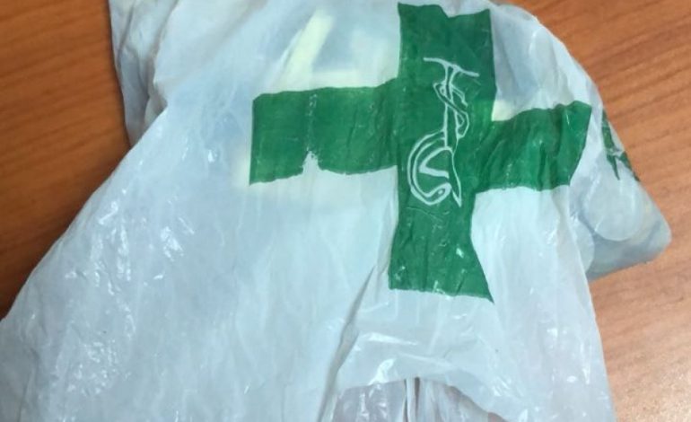 E FUNDIT/ Grabitet farmacia në qendrën tregtare në Tiranë, 17 vjeçari me thikë KËRCËNON…