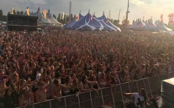 Anullohet festivali muzikor, dy fansa sëmuren dhe vdesin gjatë koncertit