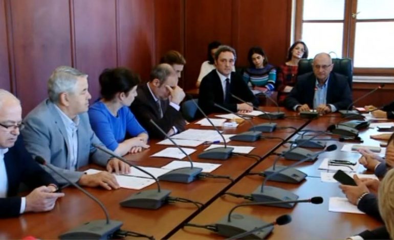 Debate tek ‘Shëndetësia’/ PD: Të dorëhiqet Xhafaj, PS: Po bëni puç si në vitin 1998