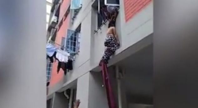 VIDEO/ Gruaja HIDHET nga kati i tretë, burri tenton ta mbajë nga flokët, por pa sukses!