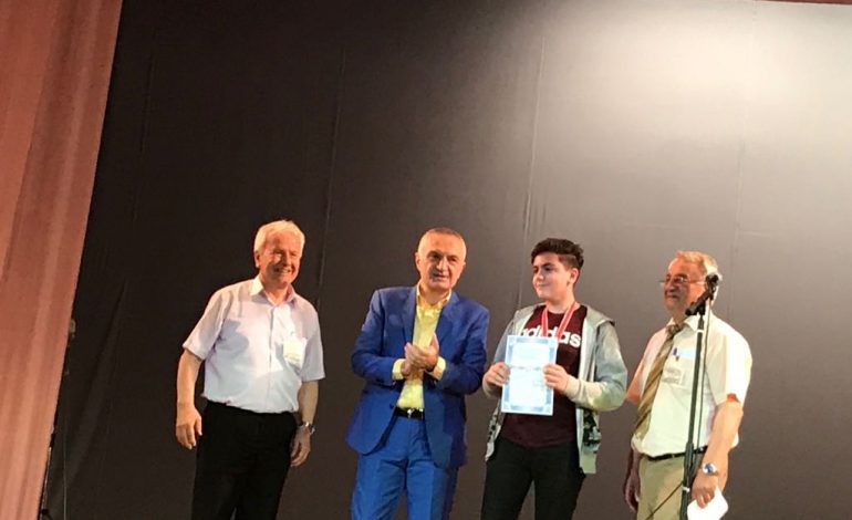 DURRES/ Njihuni me nxënësin GJENI që fitoi olimpiadën botërore të matematikës