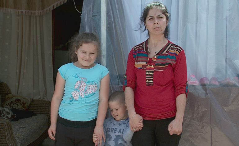 Burri e braktisi në tokë të huaj/ Lutja e TRISHTË e nënës : Pak bukë për fëmijët… (VIDEO)
