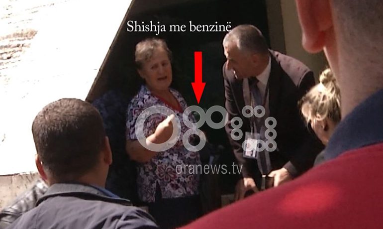 E FUNDIT/ Gruaja nga Berati tenton t’i vërë flakën vetes para Ministrisë. Burri i saj u godit me KAZMË nga…