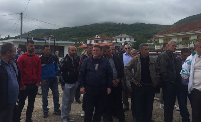Banorët e Vërdovës bllokojnë punimet në Unazën e Pogradecit: Kamionët po na dëmtojnë rrugën