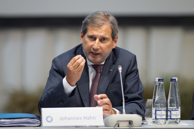 Hahn: Nuk kam thënë se çështja e emrit të Maqedonisë mund të zgjidhet brenda dy javësh