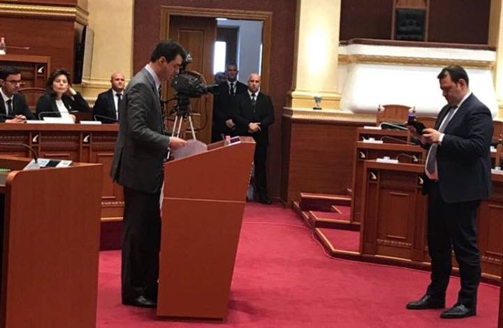 FOTOLAJM/ Njeriu që fshihu serverat e Kryeministrisë në 21 janar, “kameraman” i Bashës në Kuvend