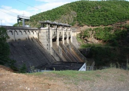 Tentohet të hidhet në erë muri i hidrocentralit në Kukës