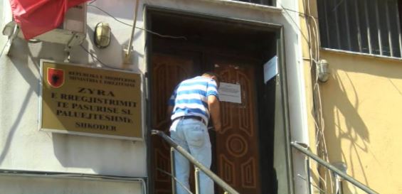 Shkonte në Hipotekë dhe punonjësit “TALLESHIN” me të/ Shkodrani nuk duron më dhe bën lëvizjen e papritur…