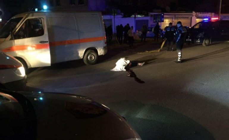I shtrirë përtokë në mes të gjakut/ MOMENTI pasi 25-vjeçari të hidhej nga ballkoni (PAMJE TE RENDA)