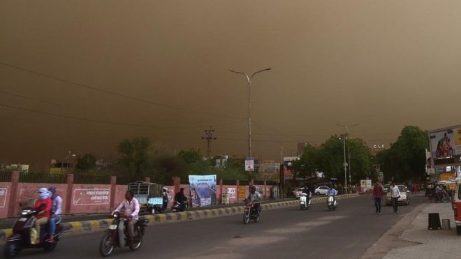 Stuhi pluhuri në Indi, 97 të vdekur dhe dhjetëra të plagosur