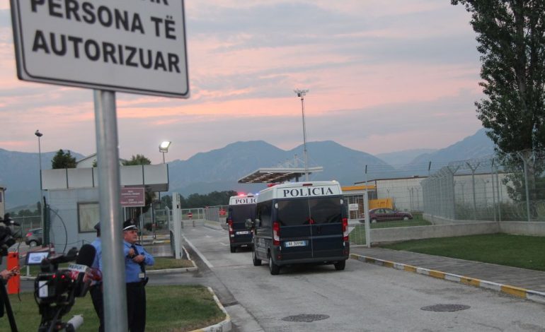 I akuzuar se mori pjesë në VRASJEN E AZEM HAJDARIT/ Izet Haxhia kthehet në Shqipëri pas 19 VITESH… (FOTOT LIVE)