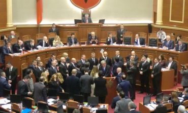 FOTO/ Ruçi gjen zgjidhjen në Kuvend, i heq internetin opozitës, live tani bëhet....