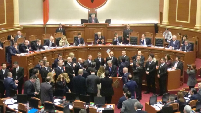 FOTO/ Ruçi gjen zgjidhjen në Kuvend, i heq internetin opozitës, live tani bëhet….
